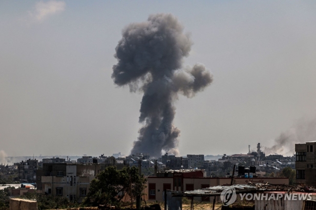 12일(현지시간) 팔레스타인 가자지구에서 이스라엘 공습 이후 연기가 피어오르고 있다. 
[AFP 연합뉴스 자료사진. 재판매 및 DB 금지]