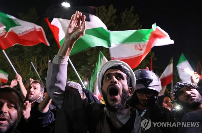 이란의 이스라엘 공격을 지지하는 시위대
[AFP 연합뉴스. 재판매 및 DB 금지]