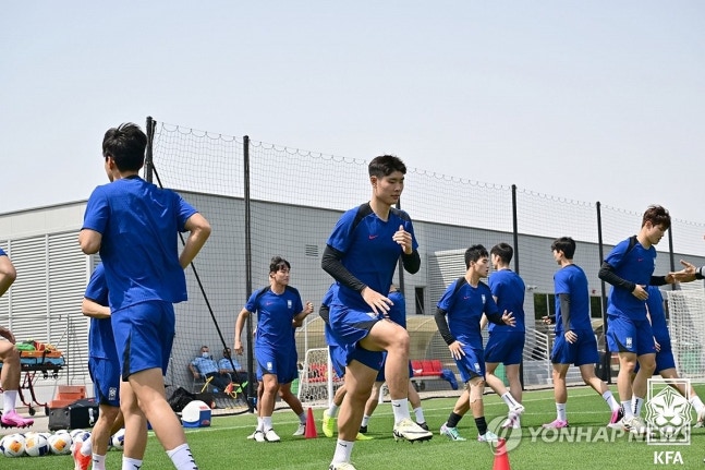 훈련하는 U-23 축구대표팀 (서울=연합뉴스) 12일(현지시간) 카타르 도하 트랜스미터스타디움 훈련장에서 2024 파리 올림픽 최종 예선 겸 아시아축구연맹(AFC) U-23 아시안컵에 출전하는 대한민국 U-23 축구
