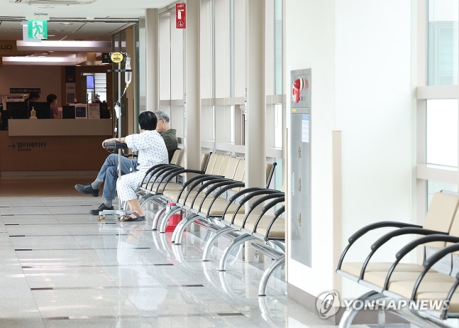 이어지는 의정갈등…정상화는 언제?
4월 11일 오전 서울 한 대학병원에서 한 환자가 의자에 앉아 있다. [연합뉴스 자료사진]