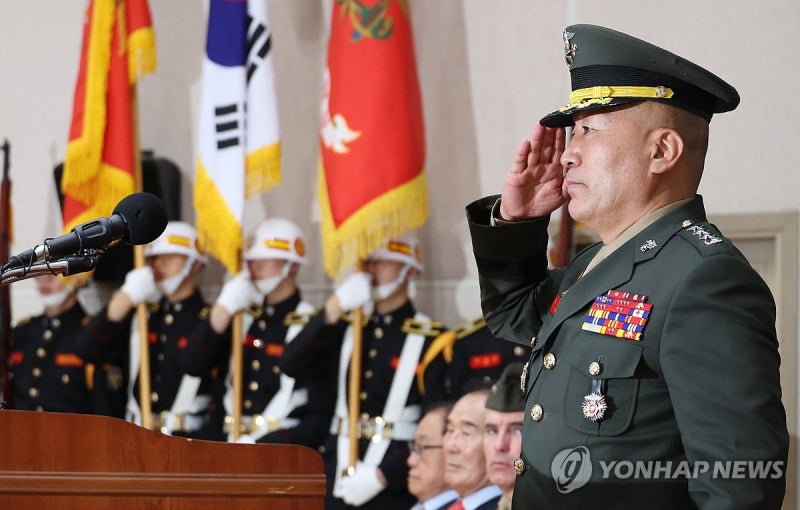 경례하는 <b>김계환</b> <b>해병대</b>사령관