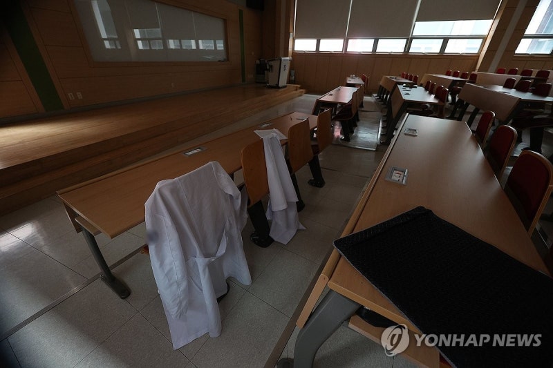 <b>의대</b> 수업 재개에도 <b>강의실</b>은 '썰렁'…비대면엔 실효성 의문