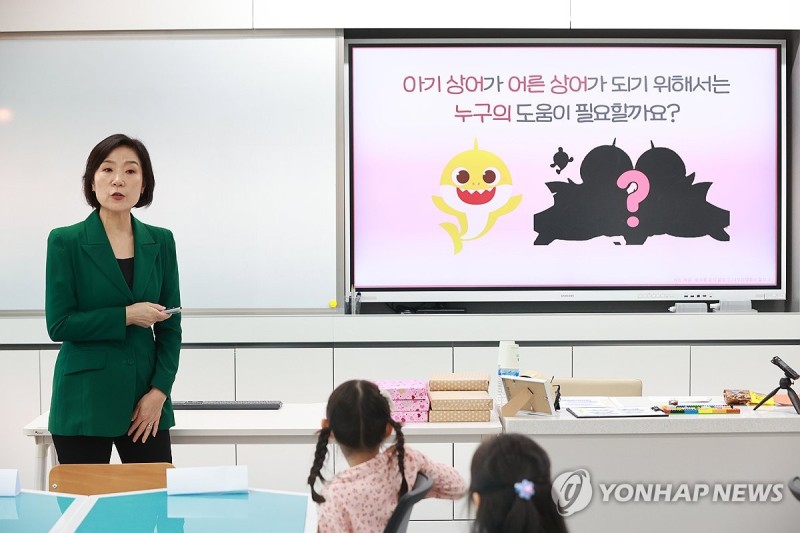 <b>오영주</b> 중기부 <b>장관</b>, 늘봄학교 비즈쿨 일일교사로 변신