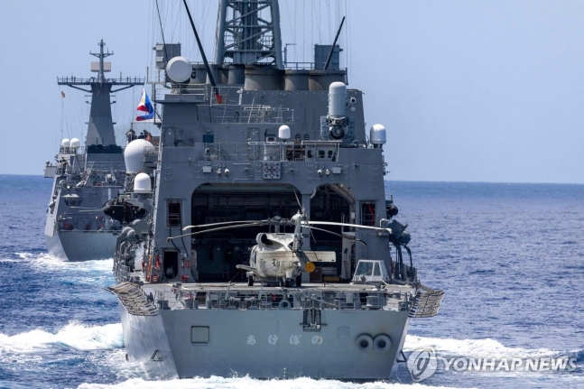 남중국해 합동훈련 참가한 日 자위대 호위함
일본 해상자위대 호위함 JS 아케보노가함이 지난 7일(현지시간) 남중국해에서 미국, 호주, 필리핀 해·공군과 합동 훈련을 하고 있다. 4개국 해·공군의 이날 합동 훈련은 최