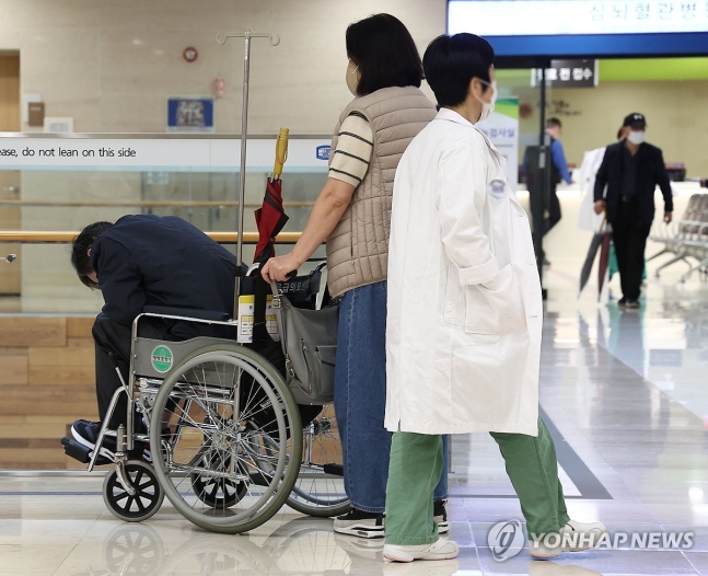 의정 갈등 출구는 어디
15일 서울 소재 대학 병원에서 한 의사가 이동하고 있다. [연합뉴스 자료사진]