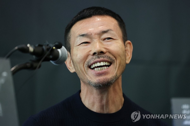 밝은 표정의 손웅정 감독 (서울=연합뉴스) 서대연 기자 = 축구 국가대표 손흥민의 아버지인 손웅정 SON축구아카데미 감독이 17일 오전 서울 중구 프란치스코회관에서 열린 본인의 인터뷰집 '나는 읽고 쓰고 버린다' 기