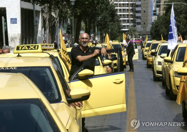 파업 동참한 그리스 택시 운전사들
(아테네 EPA=연합뉴스) 그리스에서 17일(현지시간) 최대 노조인 그리스노동자총연맹(GSEE) 주도로 총파업이 벌어진 가운데 아테네의 택시 운전사들도 파업에 동참해 운행을 중단하고
