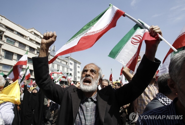 이란 테헤란 시내에서 반이스라엘 시위를 벌이는 시민들
(테헤란 EPA=연합뉴스) 이스라엘의 이란 본토 공격이 있었던 19일(현지시간) 이란 수도 테헤란 시내에서 반이스라엘 시위를 벌이는 현지 주민들의 모습. 2024