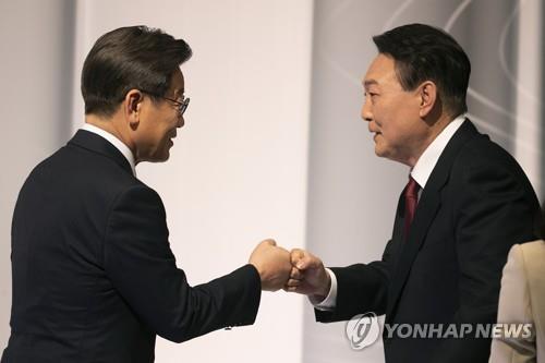 2022년 2월 대선 토론회 당시 이재명 후보와 윤석열 후보
자료사진