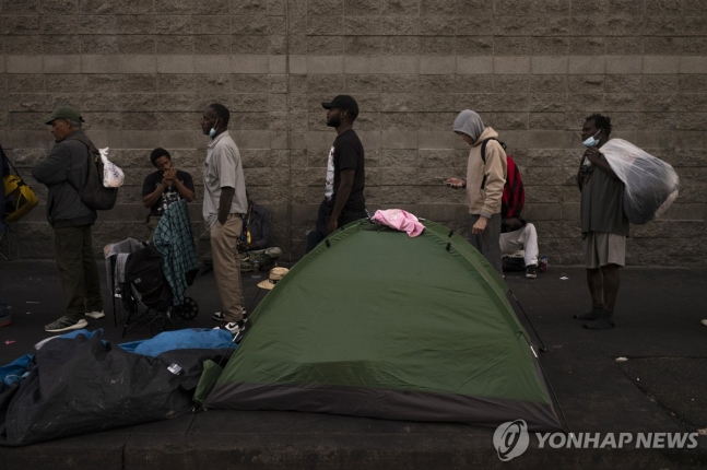 미국 LA 스키드 로 지역에서 노숙자들이 무료 급식소 앞에 줄을 선 모습  [AP 연합뉴스 자료사진. 재판매 및 DB 금지]