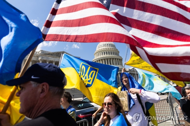 안보지원안 통과후 美의회 주변서 행진하는 우크라 지지자들
(EPA 연합뉴스)