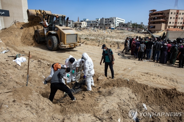 가자지구 남부 최대도시 칸 유니스의 나세르 병원 마당에서 시신을 찾아내는 민방위국 직원들
[EPA 연합뉴스. 재판매 및 DB 금지]