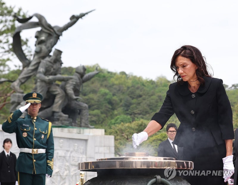 분향하는 <b>요하니스 루마니아</b> 여사