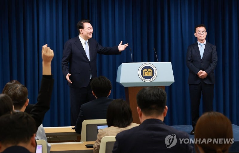 尹<b>대통령</b>, <b>정무수석</b>에 홍철호 임명…"민생 목소리 잘 경청할 것"(종합)