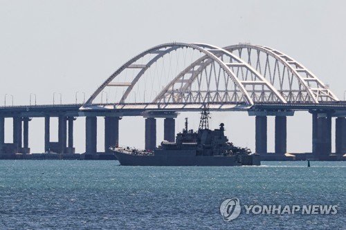 지난해 7월 17일 크림반도와 러시아 본토를 잇는 크림대교 아래로 러시아 흑해함대 함정이 운항 중이다.
[타스=연합뉴스 자료사진. 재판매 및 DB 금지]