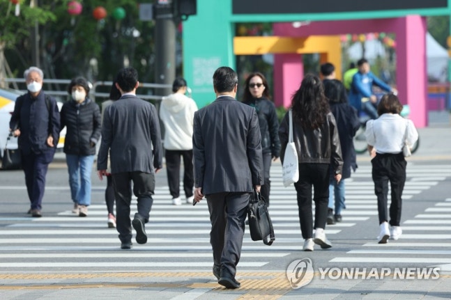 근로자의 날 출근하는 직장인
[연합뉴스 자료사진]