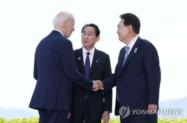 작년 5월 일본 히로시마 G7 정상회의에서 만난 한미일 정상
[연합뉴스 자료사진]