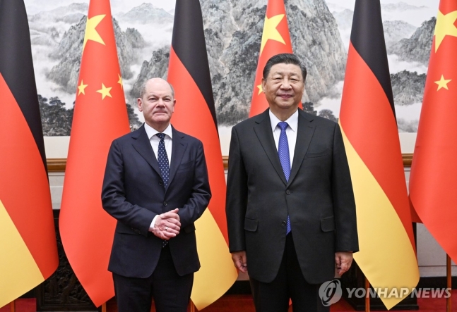 독일 총리 만난 시진핑 주석
(베이징 EPA·신화=연합뉴스) 시진핑 중국 국가주석(오른쪽)이 16일 베이징 댜오위타이 국빈관에서 올라프 숄츠 독일 총리와 만나 포즈를 취하고 있다. 숄츠 총리는 대규모 경제사절단을 이
