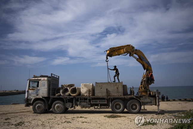 가자지구 구호품 해상 반입을 위한 임시 부두 건설용 콘크리트 구조물
[AP 연합뉴스. 재판매 및 DB 금지]