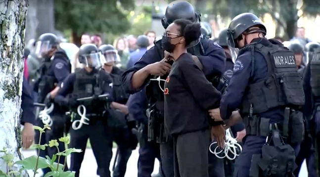 로스앤젤레스 USC 캠퍼스에서 친팔레스타인 시위대를 체포하는 경찰 
[로이터=연합뉴스. 자료사진. 재판매 및 DB 금지]