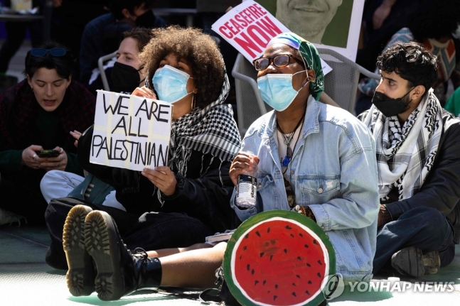 가자지구 휴전 촉구하는 美뉴욕대 시위대
(뉴욕 AFP=연합뉴스) 뉴욕대 재학생들이 22일(현지시간) 스턴경영대학원 교정에서 점거시위를 벌이고 있다. 최근 미국 대학가에는 가자지구 휴전 및 이스라엘과 거리두기를 촉구하