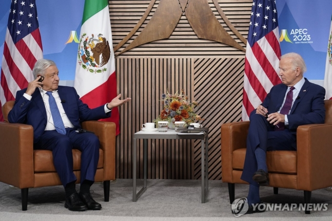 지난해 APEC 정상회의를 계기로 대좌한 미국 대통령(오른쪽)과 멕시코 대통령
[AP 연합뉴스 자료사진. 재판매 및 DB 금지]