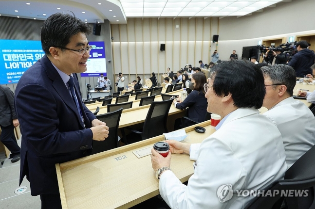 교수들과 인사하는 방재승 비대위원장
(서울=연합뉴스) 신현우 기자 