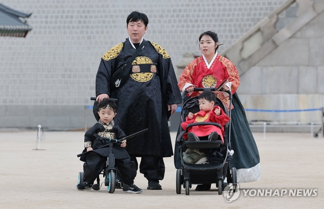 궁궐 나들이
서울 종로구 경복궁에서 한복을 입은 한 가족이 이동하고 있다. [연합뉴스 자료사진]