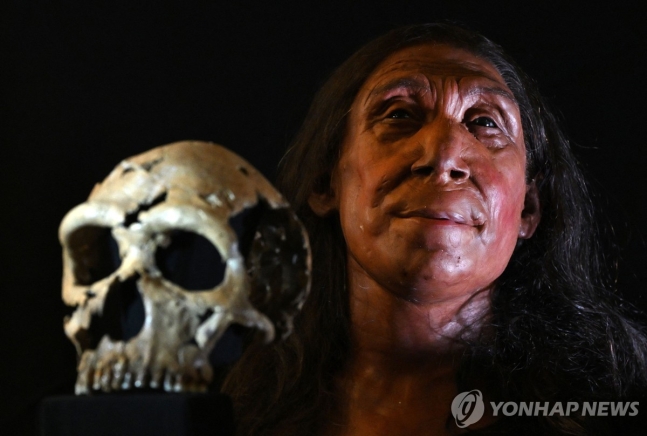 유골 화석으로 구현한 네안데르탈인 얼굴 
(AFP=연합뉴스) 지난 달 25일(현지시간) 영국의 연구팀이 7만5천년 전 사망한 것으로 추정된 네안데르탈인 여성 '샤니다르 Z'의 얼굴을 공개했다. 2024.05.02