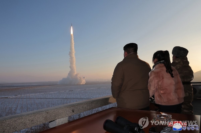 북한, ICBM 화성-18형 발사훈련 보도…김정은 "더 공세적 맞대응"
2023년 12월 18일 김정은 북한 국무위원장이 참관한 가운데 고체연료 대륙간탄도미사일(ICBM) 화성-18형 발사훈련이 단행됐다고 조선중앙통