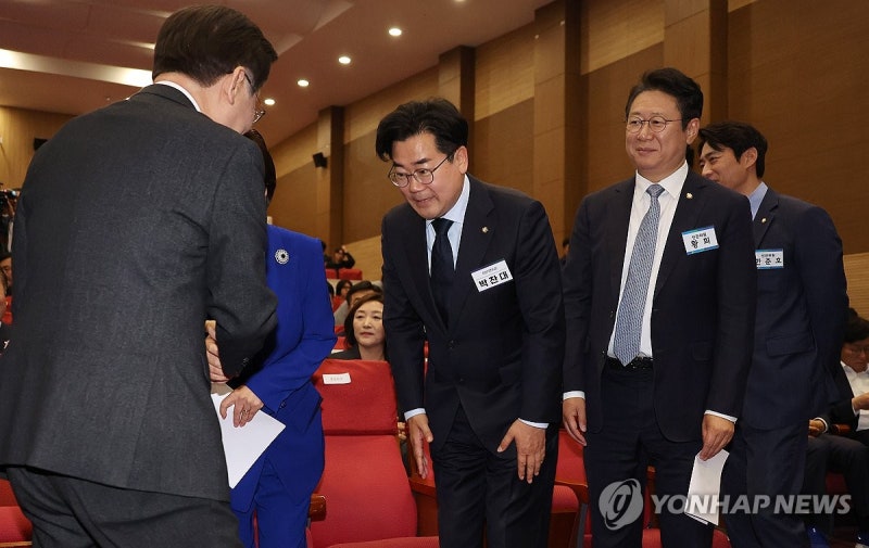 [2보] 민주 새 <b>원내대표</b>에 <b>박찬대</b>…"일하며 싸우는 민주당"