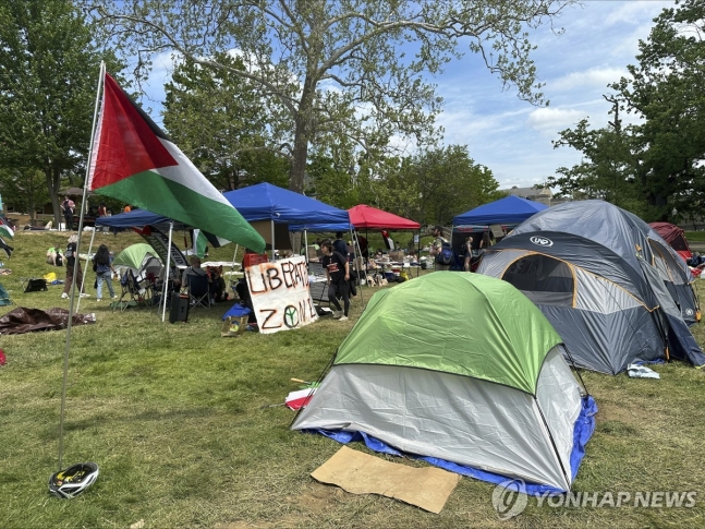 인디애나대 블루밍턴 캠퍼스 내 친팔레스타인 시위대의 농성 텐트촌의 지난 1일 모습
[AP=연합뉴스. 재판매 및 DB 금지]
