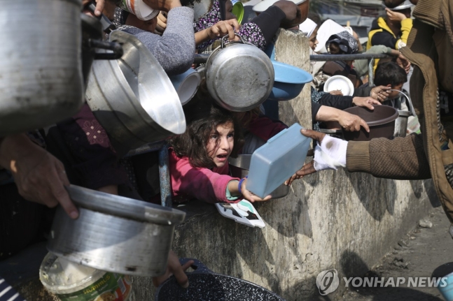 팔레스타인 가자지구 최남단 라파에서 식량배급을 받는 피란민들
[AP 연합뉴스 자료사진. 재판매 및 DB 금지]