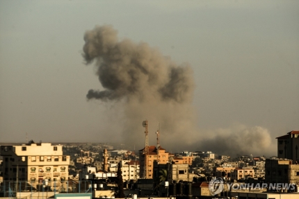 가자지구 라파에서 공습 후 연기가 피어오르는 모습 [UPI=연합뉴스]
