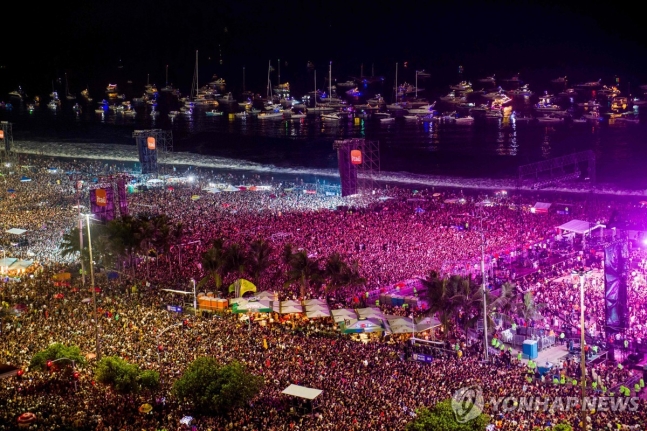 마돈나 브라질 공연이 열린 리우데자네이루 코파카바나 해변에 몰린 인파
[AFP=연합뉴스. 재판매 및 DB 금지]