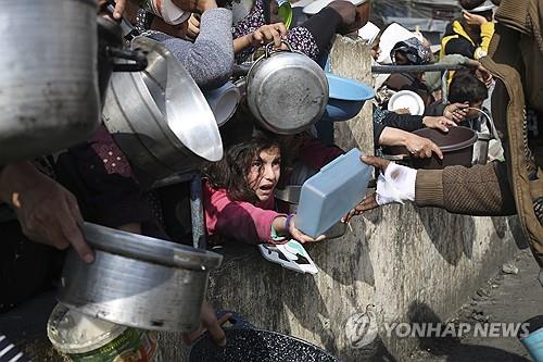 팔레스타인 가자지구 최남단 라파에서 식량배급을 받는 피란민들 
[AP 연합뉴스 자료사진. 재판매 및 DB 금지] 