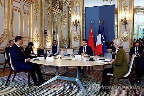 (파리 AFP=연합뉴스) 시진핑 중국 국가주석(탁자 왼쪽부터)과 에마뉘엘 마크롱 프랑스 대통령, 우르줄라 폰데어라이엔 EU 집행위원장이 6일(현지시간) 오전 엘리제궁에 모여 무역 문제와 우크라이나 전쟁 등에 관해 회