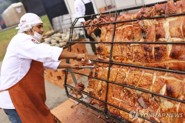 돼지고기 요리 준비하는 페루 셰프
[EPA 연합뉴스 자료사진. 재판매 및 DB 금지]