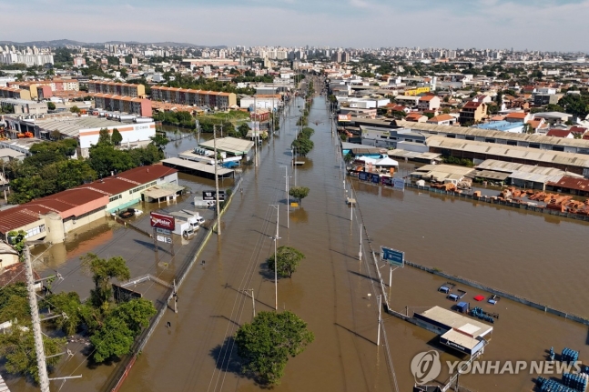 홍수로 물에 잠긴 히우그랑지두수주 포르투알레그리시 모습
[AFP 연합뉴스 자료사진. 재판매 및 DB 금지]