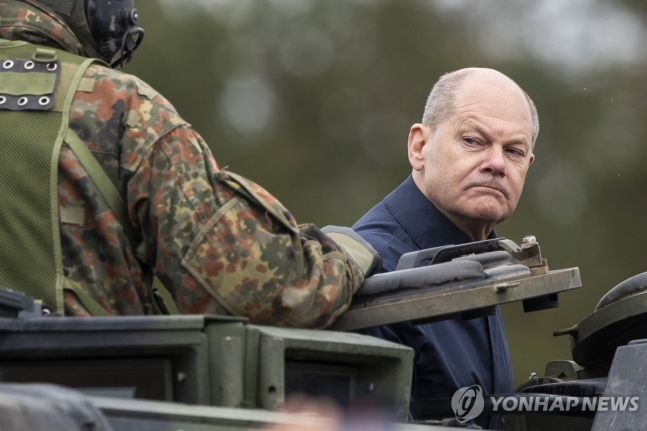 (파브레다[리투아니아] AP=연합뉴스) 올라프 숄츠 독일 총리가 6일(현지시간) 리투아니아 파브레다 군사훈련장에서 독일연방군 장갑차를 타고 훈련을 참관하고 있다. 2024.5.6