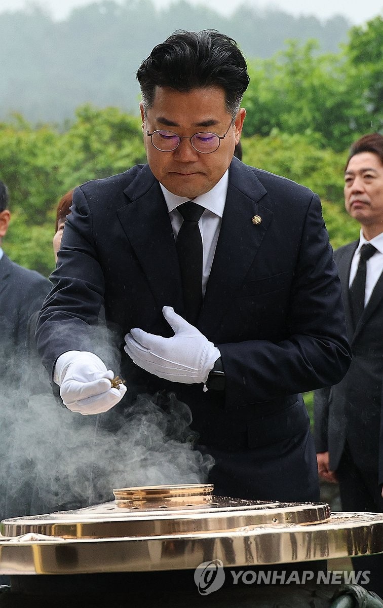 <b>현충원</b> 참배하는 <b>박찬대</b> 신임 <b>원내대표</b>