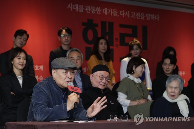 2024 'Hamlet' press conference
(Seoul=Yonhap News) Reporter Kang Min-ji = Director Son Jin-chek introduces the play at the 'Hamlet' press conference held at The Plaza Hotel in Jung-gu, Seoul on the afternoon of the 7th. 2024.5.7 mjkang@yna.co.