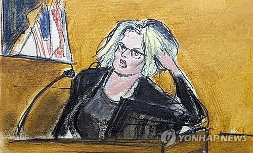 "<b>트럼프</b>와 성관계" 전직 성인영화 배우 美 재판서 <b>증언</b>
