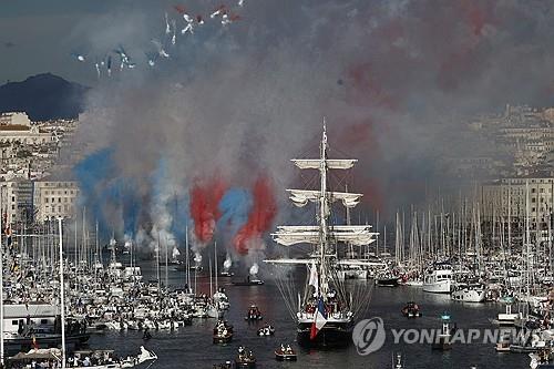 (마르세유 로이터=연합뉴스) 2024 파리올림픽 성화를 실은 범선 '벨렘'호가 8일(현지시간) 오후 7시께 프랑스 남부 마르세유 구 항구에 도착하고 있다.
