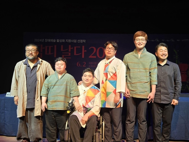 기념사진 찍는 사물놀이패 '땀띠' 멤버들  (서울=연합뉴스) 사물놀이패 '땀띠'가 9일 국립극장에서 창단 20주년 기자간담회를 마치고 기념사진을 찍고 있다. 왼쪽부터 서형원 연출, 조형곤, 이석현, 박준호, 고태욱,