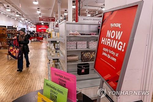 뉴욕 맨해튼 소매매장의 고용 포스터<br>[AFP 연합뉴스 자료사진]
