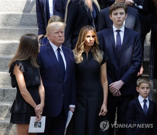 2022년 트럼프 전 대통령 첫 부인 이바나 장례식 참석한 배런 트럼프(왼쪽 네번째) [EPA 연합뉴스 자료사진]