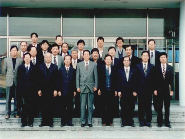Samsung Heavy Industries and KAIST, 30th Anniversary of Industry-Academia Collaboration
(Seoul=Yonhap News) A commemorative photo of Samsung Heavy Industries and KAIST from 1995, when the Industry-Academia Collaboration Committee was established. At the time, Vice President Lee Kyung-won of Samsung Heavy Industries (center) was taking a commemorative photo with KAIST officials. May 10, 2024 [Provided by Samsung Heavy Industries. Redistribution and DB prohibited]