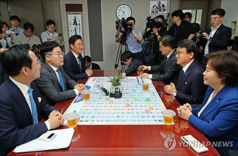 <b>황운하 원내대표</b> 찾은 <b>박찬대 원내대표</b>