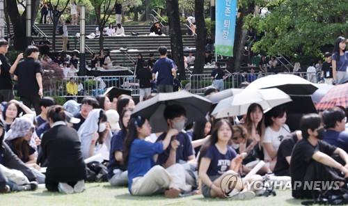 지난해 중앙대 축제에서 공연을 기다리는 학생들 [연합뉴스 자료사진]